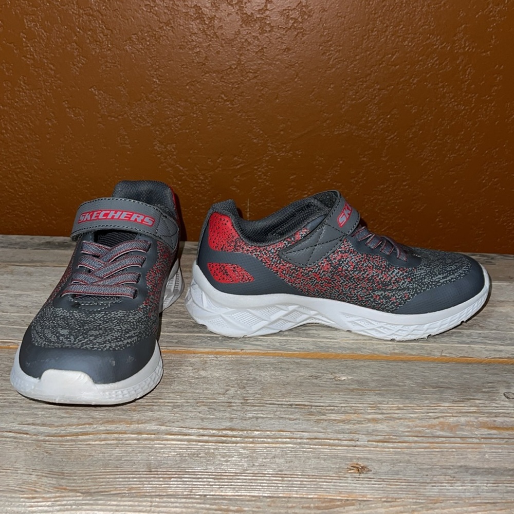 Skechers size 13.5 little boy’s sneakers - Picture 12 of 13